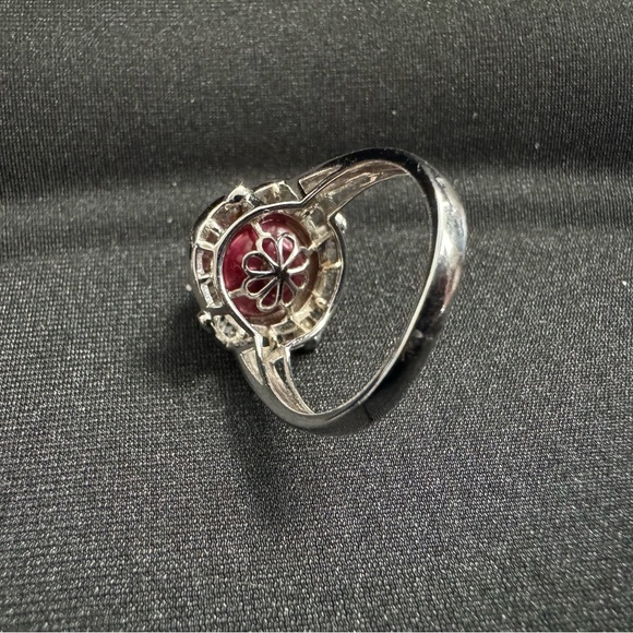 925 Silver Red Pearl Ring Accented w/ CZ Baguettes surrounding the Pearl Top. - Picture 7 of 10